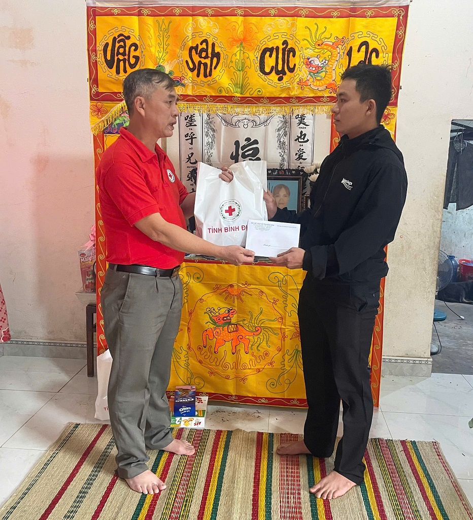 Ông Phan Minh Tùng - Phó Chủ trịch Hội CTĐ tỉnh trao quà, tiền cho than nhân gia đình anh Xí.