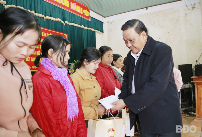 Đồng chí Lê Kim Toàn trao quà Tết cho người dân xã Vĩnh Sơn. Ảnh: H.P