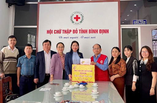 Phó Chủ tịch HĐND tỉnh Huỳnh Thúy Vân (đúng giữa) tặng quà cho Hội CTĐ tỉnh