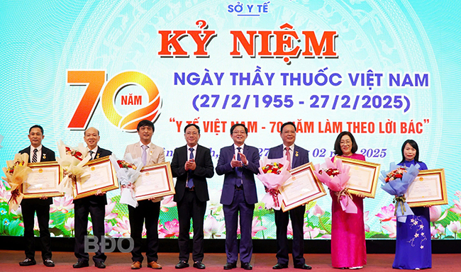Trao quyết định của Chủ tịch nước cho 7 Thầy thuốc Ưu tú.