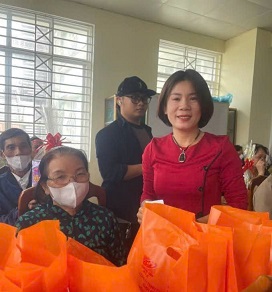 Câu lạc bộ TNVCTĐ Bạch Mai Trang trao tặng quà cho bệnh nhân nghèo