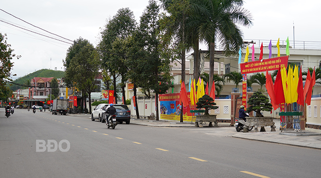 Rực rỡ cờ, hoa, khẩu hiệu tuyên truyền Đại hội Đảng bộ thị trấn Tăng Bạt Hổ lần thứ X, nhiệm kỳ 2025 - 2030 trên một tuyến đường ở thị trấn Tăng Bạt Hổ (huyện Hoài Ân).  Ảnh: N.H