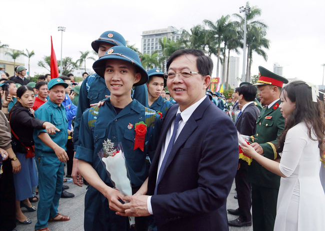 Bí thư Tỉnh ủy Hồ Quốc Dũng động viên thanh niên TP Quy Nhơn trước khi lên đường nhập ngũ. Ảnh: HỒNG PHÚC