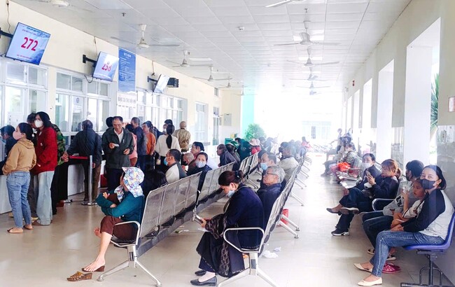 Người dân đến khám, chữa bệnh tại BVĐK khu vực Bồng Sơn. Ảnh: M.H