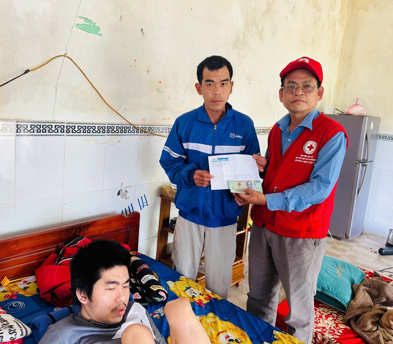 Trao tiền bạn đọc Báo Thanh Niên cho các hộ có hoàn cảnh khó khăn