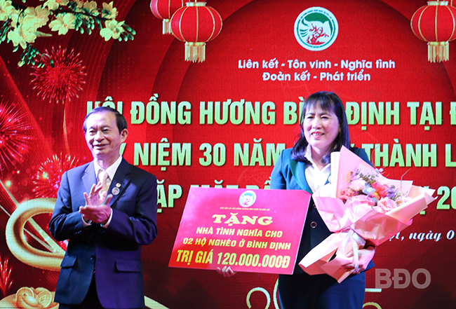 Ban liên lạc Hội đồng hương Bình Định tại Đắk Lắk trao tặng 120 triệu đồng cho Ủy ban MTTQ Việt Nam tỉnh Bình Định để xây dựng nhà tình nghĩa cho 2 hộ nghèo.  Ảnh: H.THU