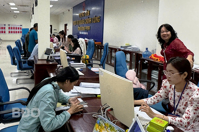Nhân viên Trung tâm Phục vụ hành chính công tỉnh tiếp nhận hồ sơ của người dân đến làm thủ tục hành chính. Ảnh: N.H
