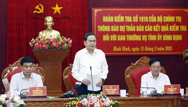 Chủ tịch Quốc hội Trần Thanh Mẫn đề nghị tỉnh Bình Định bám sát 5 trụ cột tăng trưởng và 3 đột phá chiến lược để tăng tốc, bứt phá trong thời gian tới.