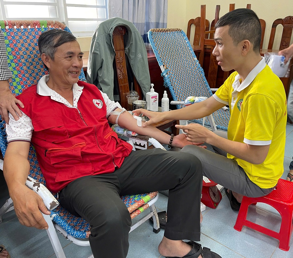 Ông Phan Minh Tùng - Phó Chủ trịch Hội CTĐ tỉnh hiến máu tại Ngày hội HMTN huyện An Lão