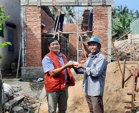 Hội CTĐ thị xã Hoài Nhơn trao kinh phí xóa nhà tạm tại phường Bồng Sơn