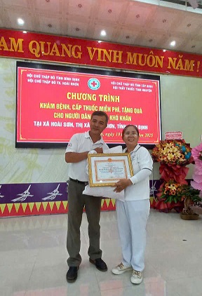 Ông Phan Minh Tùng - Phó Chủ trịch Hội CTĐ tỉnh trao Bảng tri ân tấm lòng vàng, quà cho Đội thầy thuốc TNCTĐ Tây Ninhsữa Nutifood cho các bệnh nhân nhi, tại TTYT Quy Nhơn
