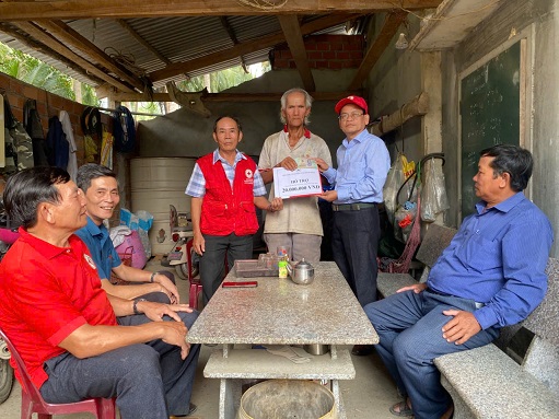 Trao kinh phí cho gia đình cháu Lê Trang Yến Nhi - TX Hoài Nhơn