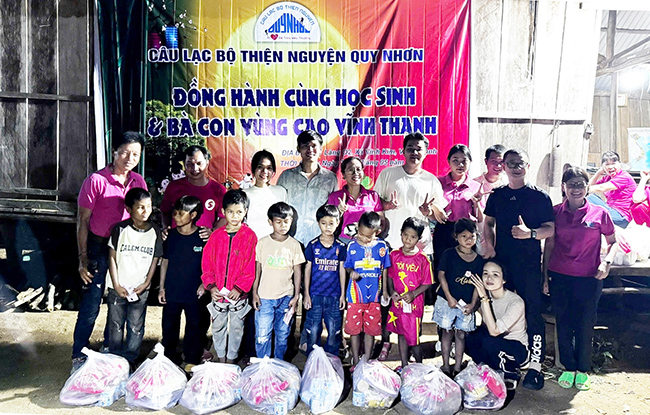 Trao quà cho gia đình khó khăn làng O2, xã Vĩnh Kim. Ảnh: Xuân Dũng.