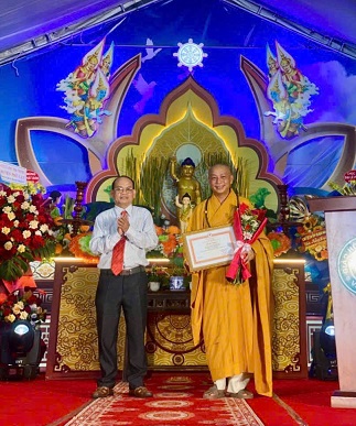 Ông Hà Văn Cát - Chủ tịch Hội CTĐ tỉnh trao tặng bằng khen của TW Hội cho Thượng tọa Thích Quảng Dũng