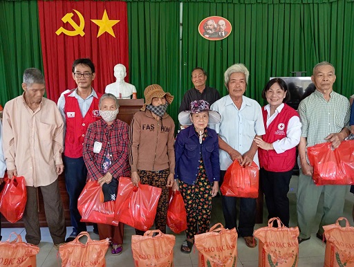 Hội CTĐ huyện Tuy Phước tặng quà cho người dân khó khăn