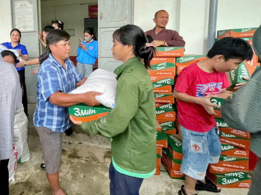 Đại diện nhà tài trợ trao quà cho bà con tại xã Phú Thiện