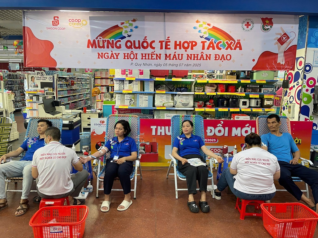 Nhân viên Siêu thị Coopmart Quy Nhơn hiến máu tình nguyện