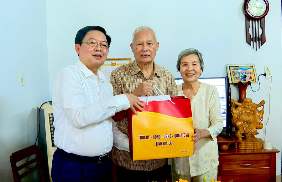 Bí thư Tỉnh ủy Hồ Quốc Dũng đến thăm thương binh Võ Nhỏ (phường Diên Hồng). ﻿Ảnh: Nhật Trường