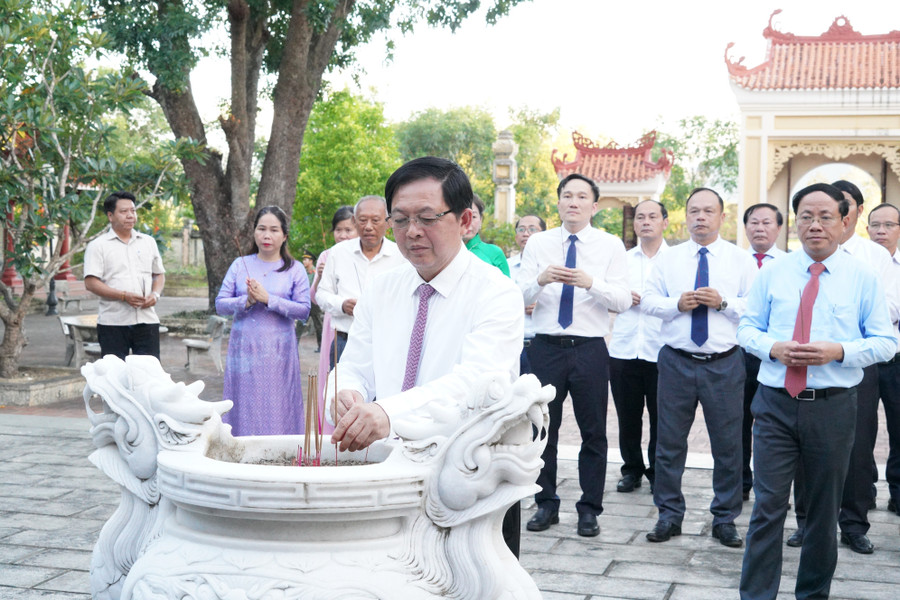 Lãnh đạo tỉnh dâng hương, khấn cáo tại Đài Kính thiên và Đền thờ thân phụ, thân mẫu Tây Sơn Tam kiệt