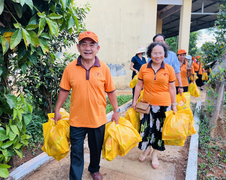 Cụ ông bị ung thư vẫn miệt mài thiện nguyện