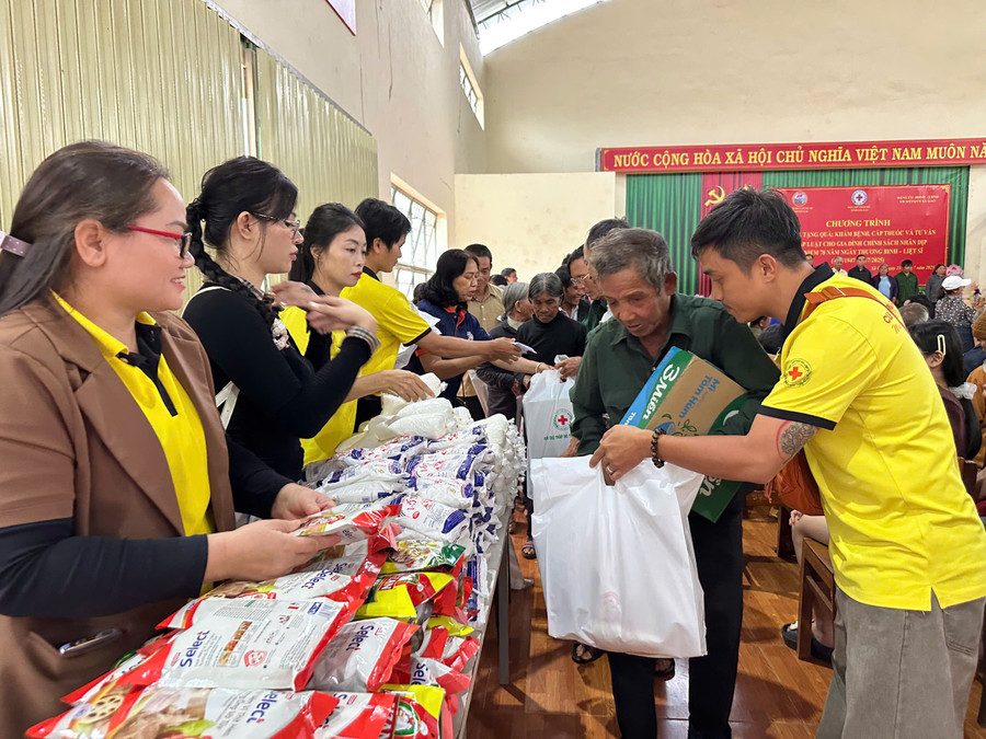CLB Máu nóng Gia Lai tham gia chương trình thiện nguyện tại xã Gào ﻿vào tháng 7-2025. Ảnh: Như Nguyện