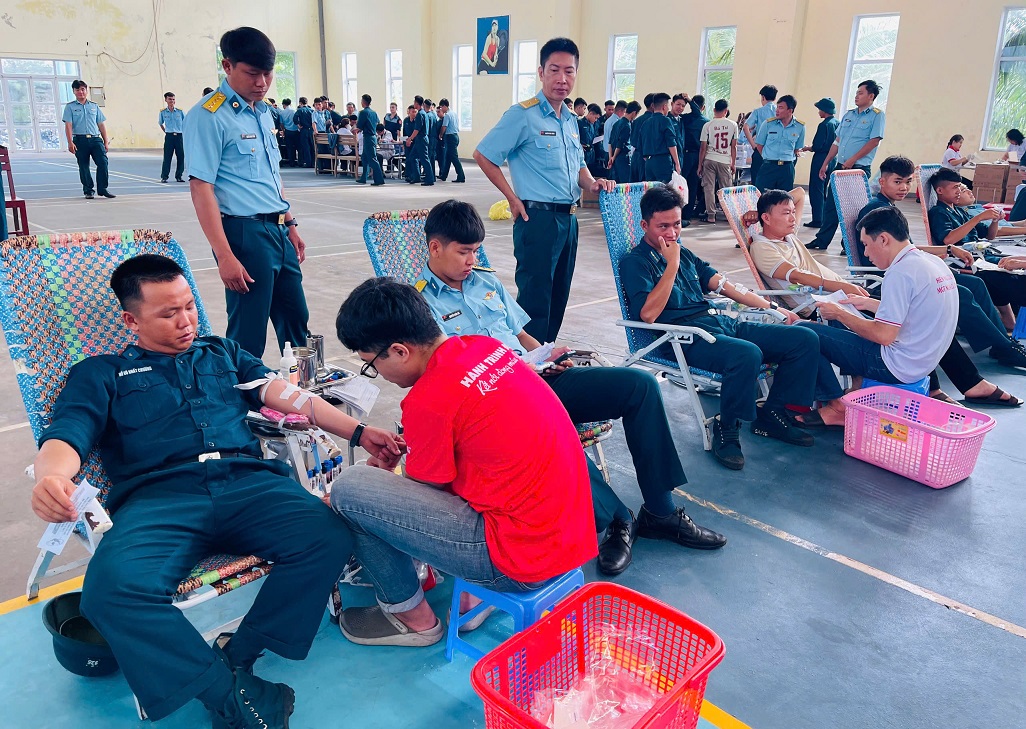 Cán bộ, chiến sĩ Trung đoàn Không quân 925 hiến máu tình nguyện