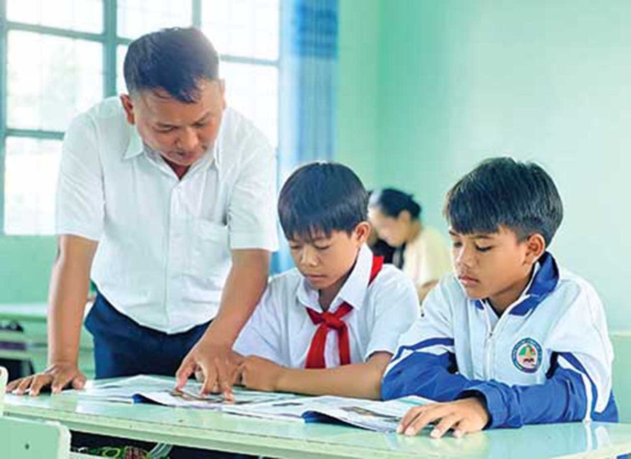 Thầy Tùng ân cần, tận tâm chỉ dạy học sinh. Ảnh: P.D