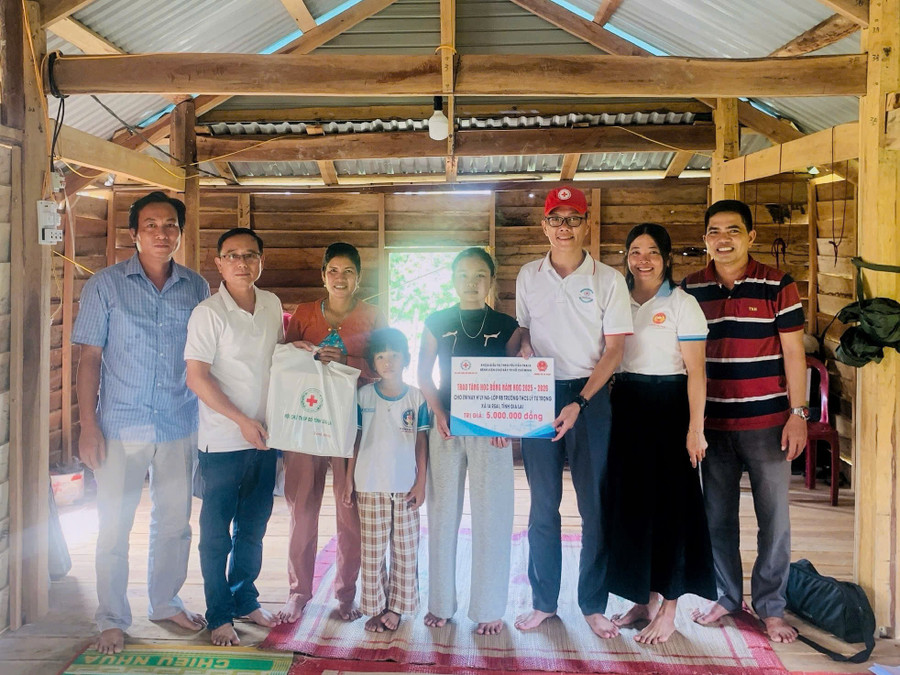 Đại diện Hội Chữ thập đỏ tỉnh Gia Lai trao học bổng trị giá 20 triệu đồng cho em Nay H’Ly Na (lớp 9B, Trường THCS Lý Tự Trọng, xã Ia Rsai). Ảnh: L.H