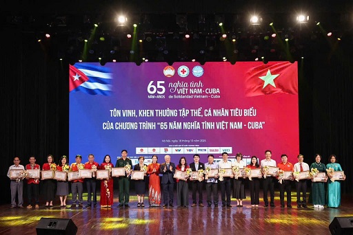 Ông Hà Văn Cát - Chủ tịch Hội CTĐ tỉnh Gia Lai (bên trái, ngoài cùng) nhận bằng khen TW Hội