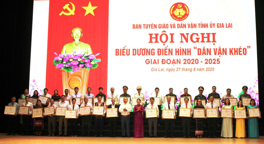 Ban Tuyên giáo và Dân vận Tỉnh ủy tuyên dương các điển hình “Dân vận khéo” giai đoạn 2020-2025. Ảnh: N.H