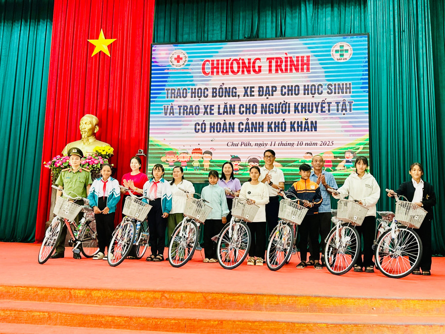 Ban tổ chức trao xe đạp đến các em học sinh chiều 11-10. Ảnh: Như Nguyện