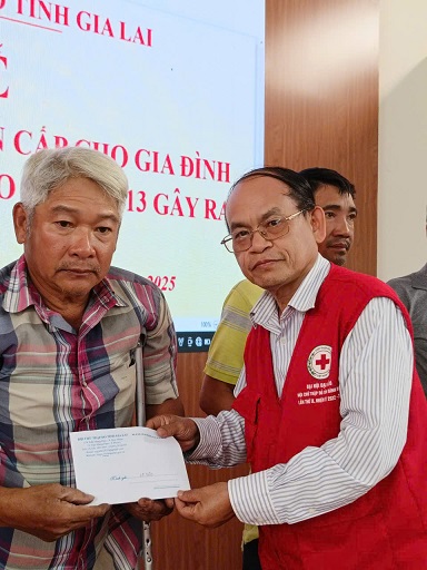 Ông Hà Văn Cát - Chủ tịch Hội CTĐ tỉnh Gia Lai trao số tiền 10 triệu đồng cho hộ dân có nhà sập tại xã Tuy Phước Bắc