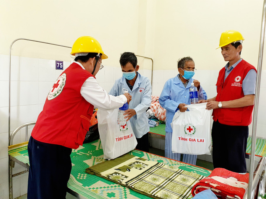Trao quà cứu trợ khẩn cấp ngay tại giường bệnh cho bệnh nhân tại Bệnh viện Lao và bệnh phổi Quy Nhơn. Ảnh: Kim Hường