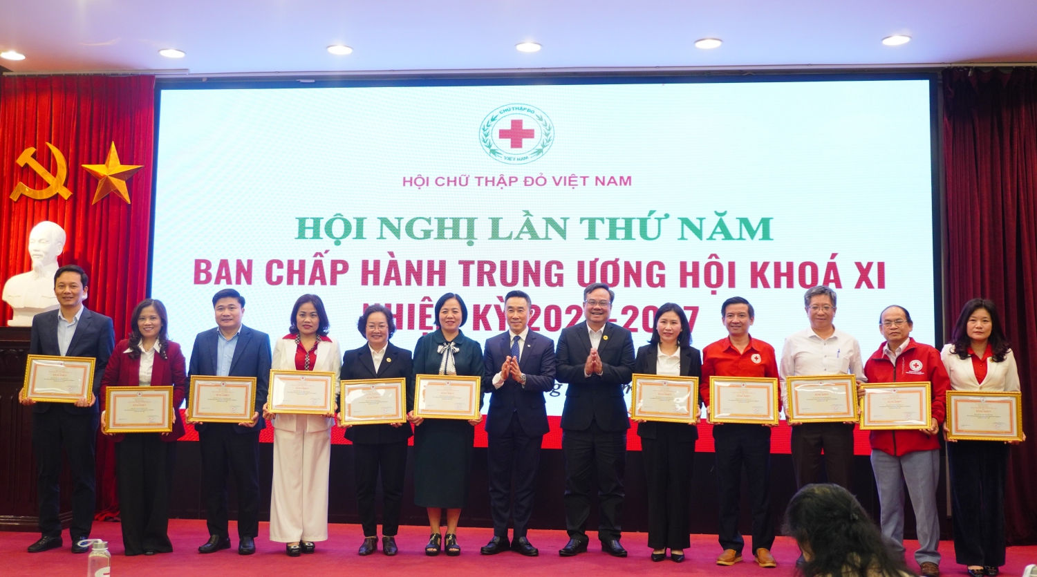 Ông Hà Văn Cát - Chủ tịch Hội CTĐ tỉnh Gia Lai (thứ 2 bên phải qua) nhận bằng khen TW Hội năm 2025