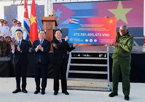TRAO TẶNG 272,58 TỶ ĐỒNG HỖ TRỢ NHÂN DÂN CUBA TẠI LỄ KỶ NIỆM 65 NĂM THIẾT LẬP QUAN HỆ NGOẠI GIAO VIỆT NAM - CUBA