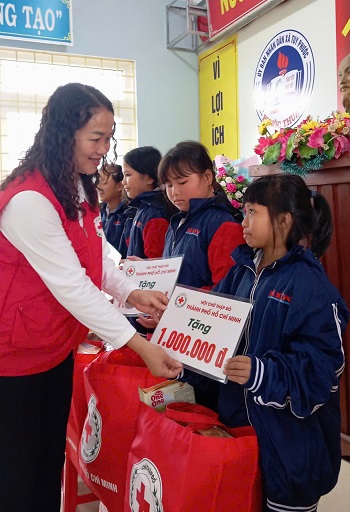 Lãnh đạo Hội CTĐ thành phố Hồ Chí Minh trao tặng quà cho học sinh Trường TH Tuy Phước