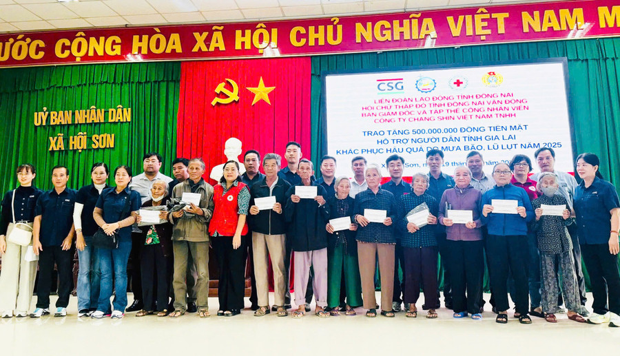 Đoàn trao quà cho người dân bị thiệt hại do bão lũ. Ảnh: ĐVCC