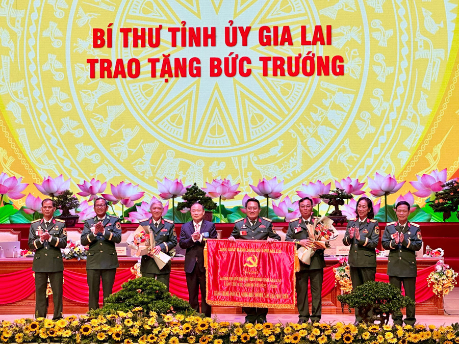 Bí thư Tỉnh ủy Gia Lai Thái Đại Ngọc (thứ 4 từ trái sang) trao tặng bức trướng chúc mừng Đại hội.