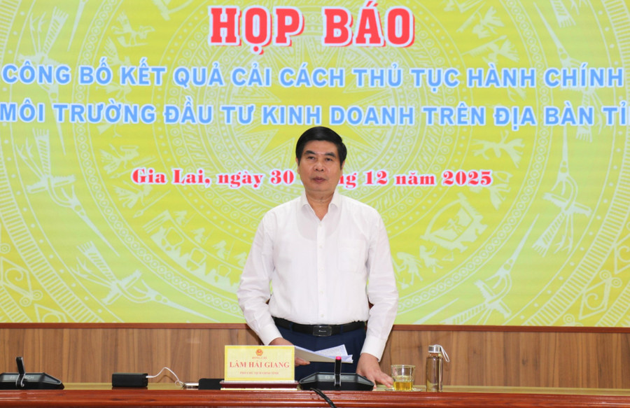 Phó Chủ tịch UBND tỉnh Lâm Hải Giang trao đổi, chia sẻ với các cơ quan thông tấn, báo chí về nỗ lực của tỉnh trong công tác cải cách thủ tục hành chính. Ảnh: Tiến Sỹ