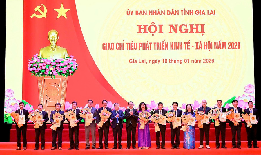 Bí thư Tỉnh ủy Thái Đại Ngọc và Chủ tịch UBND tỉnh Phạm Anh Tuấn trao quyết định giao chỉ tiêu phát triển KT-XH năm 2026 cho các sở, ngành của tỉnh