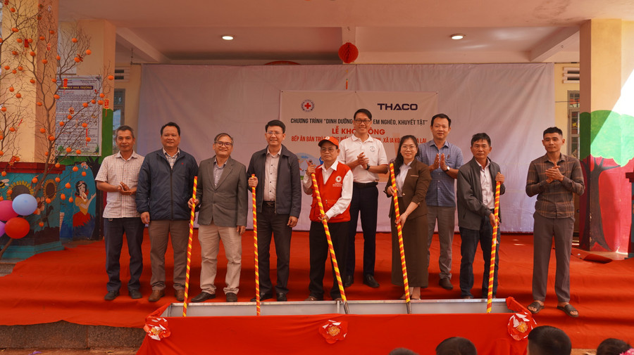 Các đại biểu khởi công xây dựng bếp ăn bán trú cho Trường Mầm non Măng Non. Ảnh: Chu Hằng