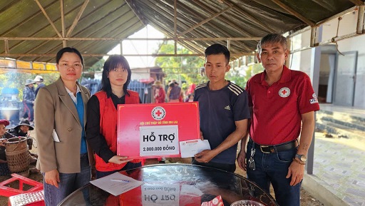 Hội Chữ thập đỏ tỉnh Gia Lai trao tiền hỗ trợ gia đình em N.T.N.Y. ﻿Ảnh: Ngọc Duy