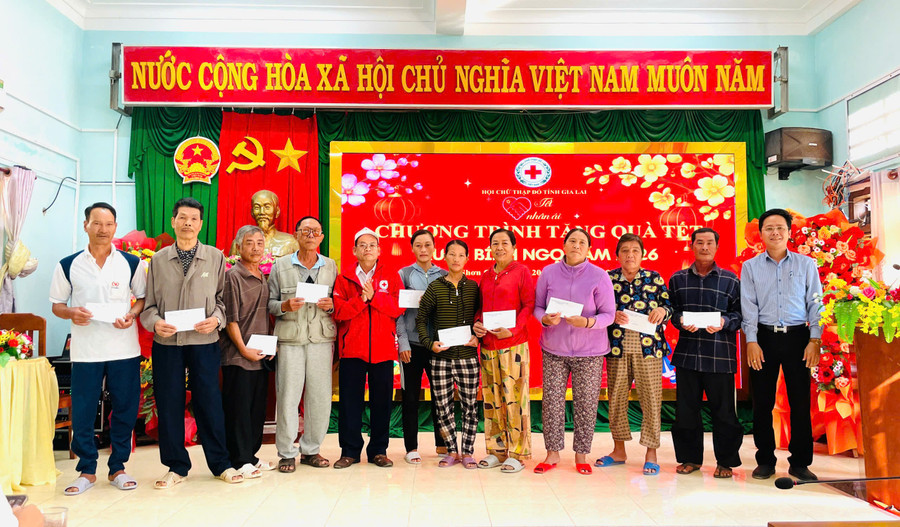 Đoàn công tác tặng quà Tết cho người dân xã đảo Nhơn Châu. Ảnh: Phi Long