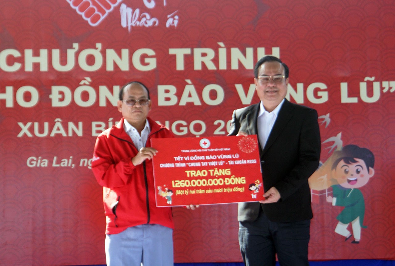 Ông Vũ Thanh Lưu - Phó Chủ tịch Trung ương Hội CTĐ Việt Nam (bên phải) trao tặng 1,26 tỷ đồng cho Hội CTĐ tỉnh Gia Lai
