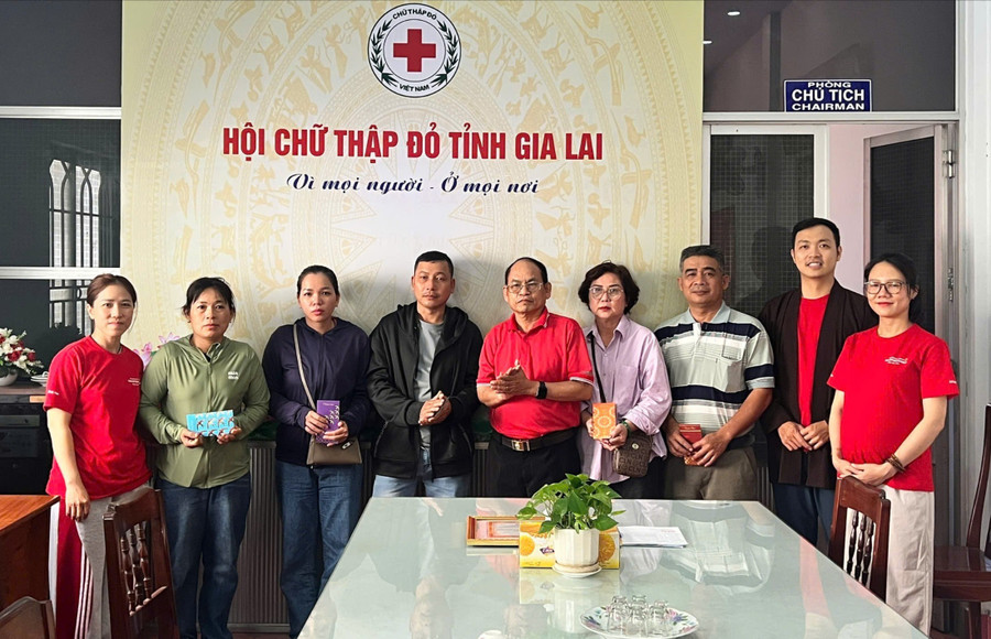 Nhóm Đồng ngôn MT & Tăng thân Sống trọn vẹn cùng Hội Chữ thập đỏ tỉnh trao tiền hỗ trợ cho các gia đình có người thân bị mất trong cơn bão số 13 năm 2025 trên địa bàn tỉnh. Ảnh: Phan Tuấn