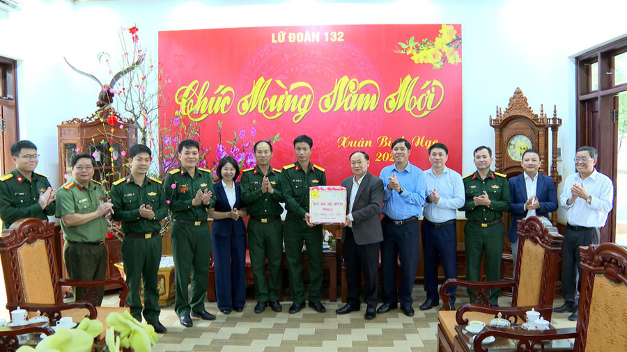 Bí thư Tỉnh ủy Thái Đại Ngọc tặng quà Tết cho Lữ đoàn Thông tin 132 (Quân khu 5). Ảnh: R'Piên