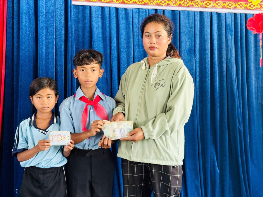 Em Nay Ti Mô Thê (đứng giữa) và Nay H’Ý trao trả lại số tiền nhặt được cho chị Rcom H’Nguyệt. Ảnh: ĐVCC