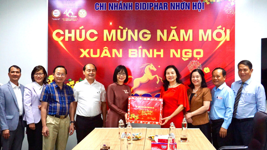 Phó Chủ tịch UBND tỉnh Nguyễn Thị Thanh Lịch tặng quà cho Công ty cổ phần Dược - Trang thiết bị Y tế Bình Định. Ảnh: Hoàng Vũ
