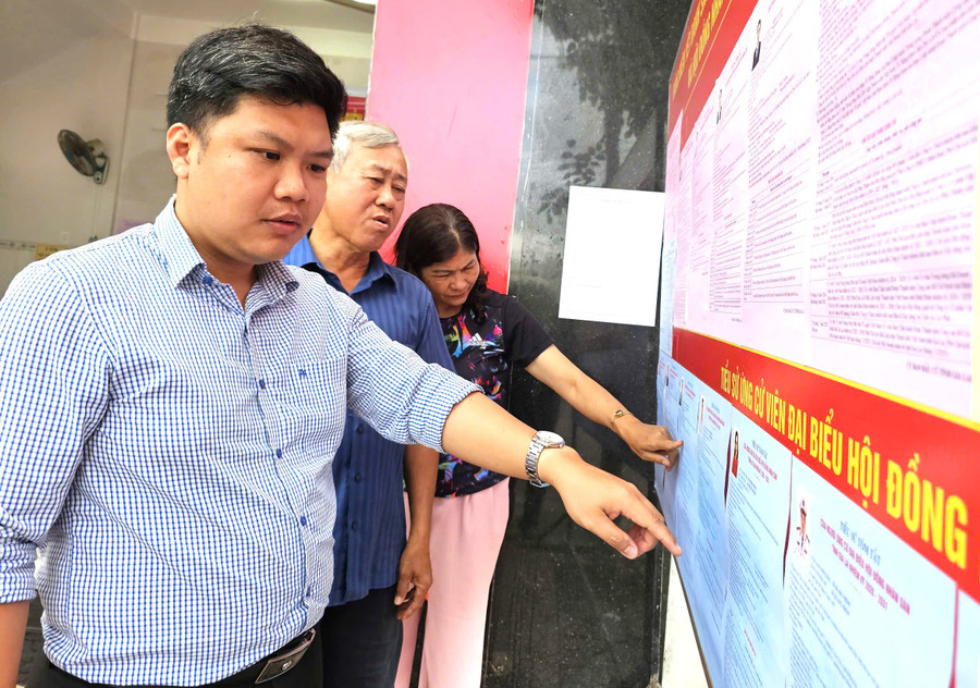 Cử tri khu phố 6 (phường Quy Nhơn) tìm hiểu thông tin các ứng cử viên đại biểu Quốc hội khóa XVI và đại biểu Hội đồng nhân dân tỉnh nhiệm kỳ 2026-2031. Ảnh: N.Hân