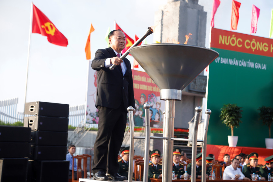 Bí thư Tỉnh ủy Thái Đại Ngọc thắp đuốc truyền thống, tiếp lửa cho TN trước giờ lên đường nhập ngũ. Ảnh: H.P